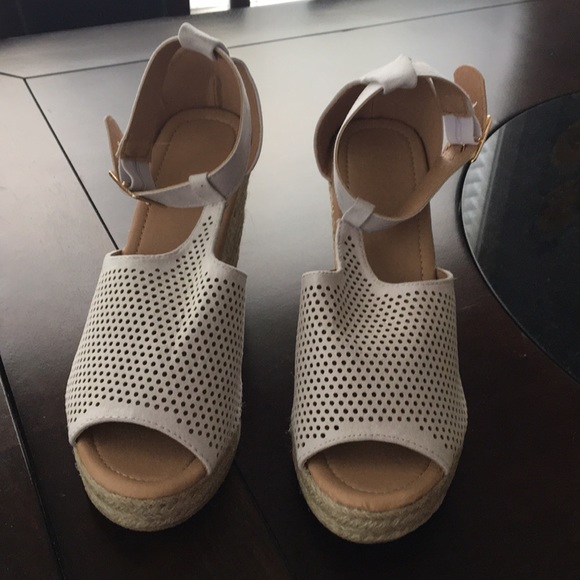 Shoes - Picture 5 of 6